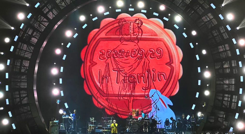 痛仰樂隊天津演唱會舞臺LED透明顯示屏項目