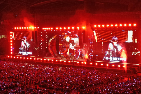 璀璨星光耀獅城！悟空體育LED屏、熒光棒點(diǎn)燃周杰倫新加坡演唱會(huì)！