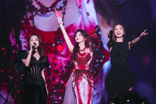 拾光啟航！悟空體育LED屏助力于文文深圳演唱會(huì)打造極致光影盛宴！